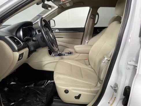Used 2018 Jeep Grand Cherokee Laredo AWD/4WD image 10