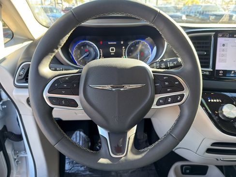 Used 2024 Chrysler Pacifica Touring-L image 16