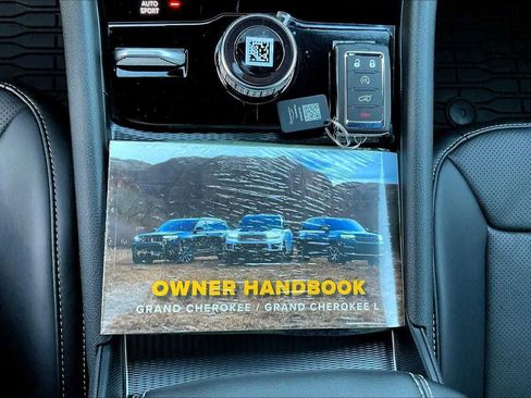 New 2025 Jeep Grand Cherokee Limited w/ Luxury Tech Group II image 28