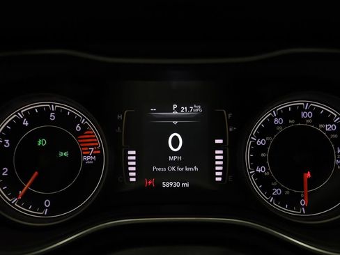 Used 2019 Jeep Cherokee Latitude Plus w/ Comfort/Convenience Group image 7