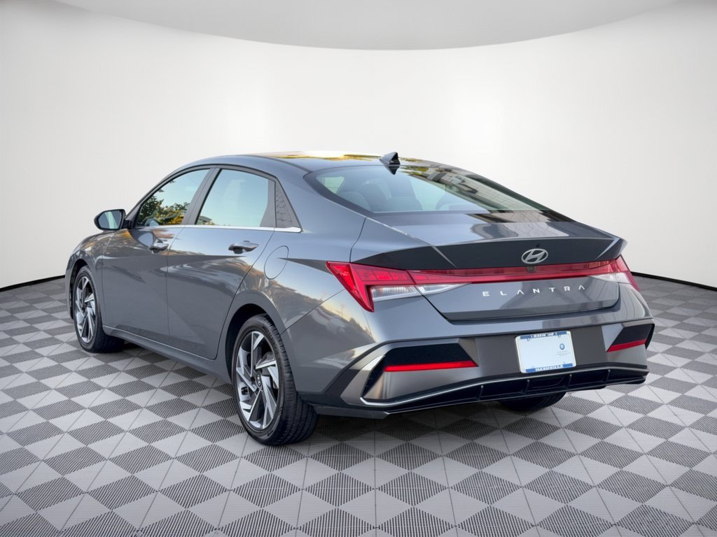 Used 2025 Hyundai Elantra SEL FWD image 3