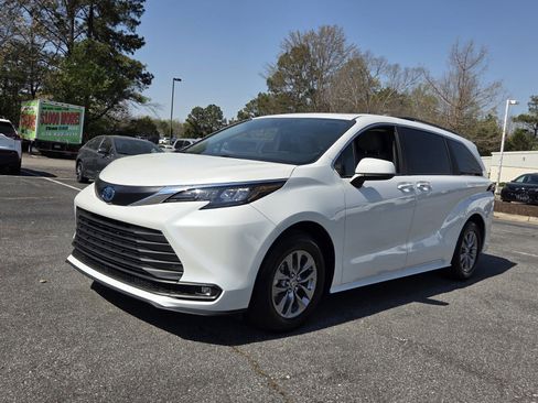 Certified 2025 Toyota Sienna XLE image 3