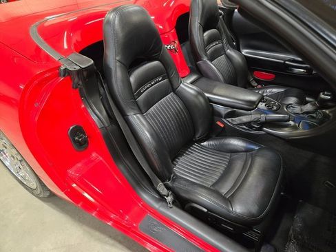 Used 2001 Chevrolet Corvette Convertible w/ Preferred Equipment Group2 image 32