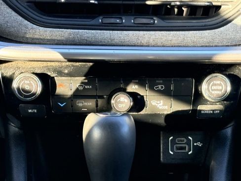 Used 2024 Jeep Compass Latitude image 20