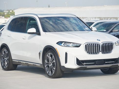 Used 2026 BMW X5 xDrive50e w/ Premium Package AWD/4WD image 3