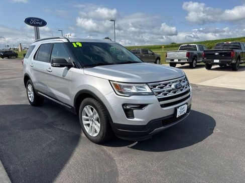 Used 2019 Ford Explorer XLT w/ Equipment Group 202A AWD/4WD image 7