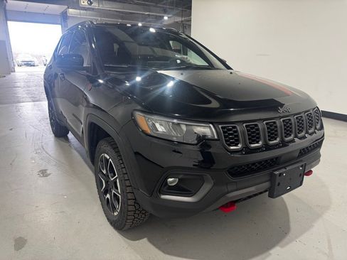 Used 2025 Jeep Compass Trailhawk image 3
