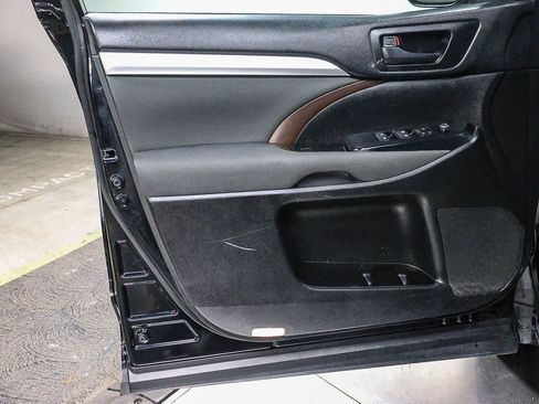 Used 2018 Toyota Highlander LE w/ Carpet Mat Package (TMS) FWD image 21