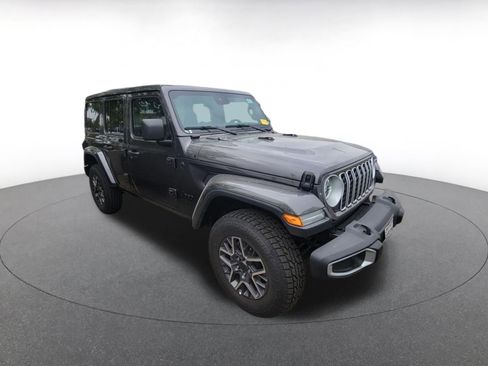 Used 2025 Jeep Wrangler Sahara image 2