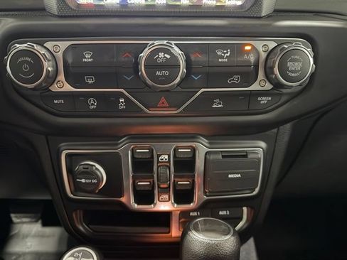 Used 2023 Jeep Wrangler Unlimited Sahara w/ LED Lighting Group AWD/4WD image 17
