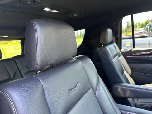 Used 2024 Cadillac Escalade ESV Luxury AWD/4WD image 17