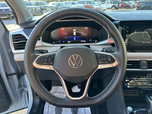 Certified 2025 Volkswagen Taos SE image 17