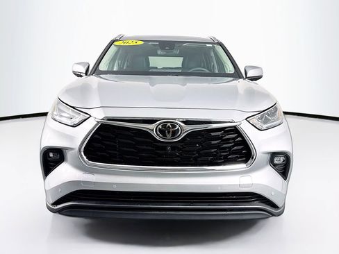 New 2025 Toyota Highlander Limited image 2
