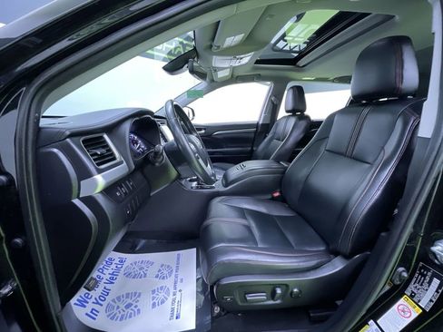Used 2019 Toyota Highlander SE w/ Nightshade Edition image 15