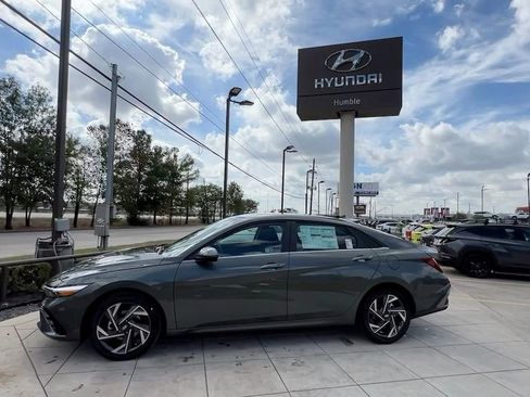 Used 2025 Hyundai Elantra SEL w/ Cargo Package image 6