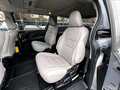 Used 2015 Toyota Sienna Limited Premium image 25