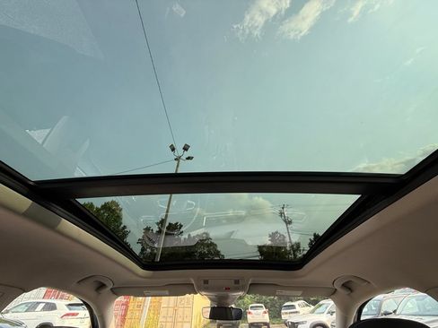 Used 2023 Volkswagen Tiguan SE w/ Panoramic Sunroof Package FWD image 23