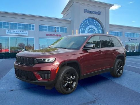 Certified 2024 Jeep Grand Cherokee Altitude AWD/4WD image 1