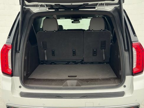 Used 2024 GMC Yukon XL SLT AWD/4WD image 16