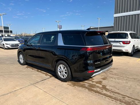 Used 2024 Kia Carnival LX FWD image 2