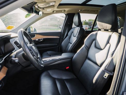 Used 2022 Volvo XC90 T6 Momentum w/ Climate Package image 17