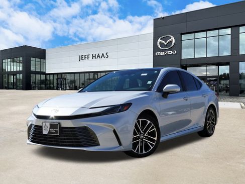 Used 2025 Toyota Camry XLE image 1