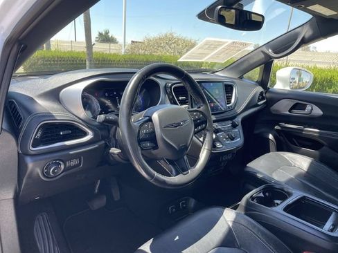 Used 2021 Chrysler Pacifica Touring-L w/ Uconnect Theater Family Group FWD image 10