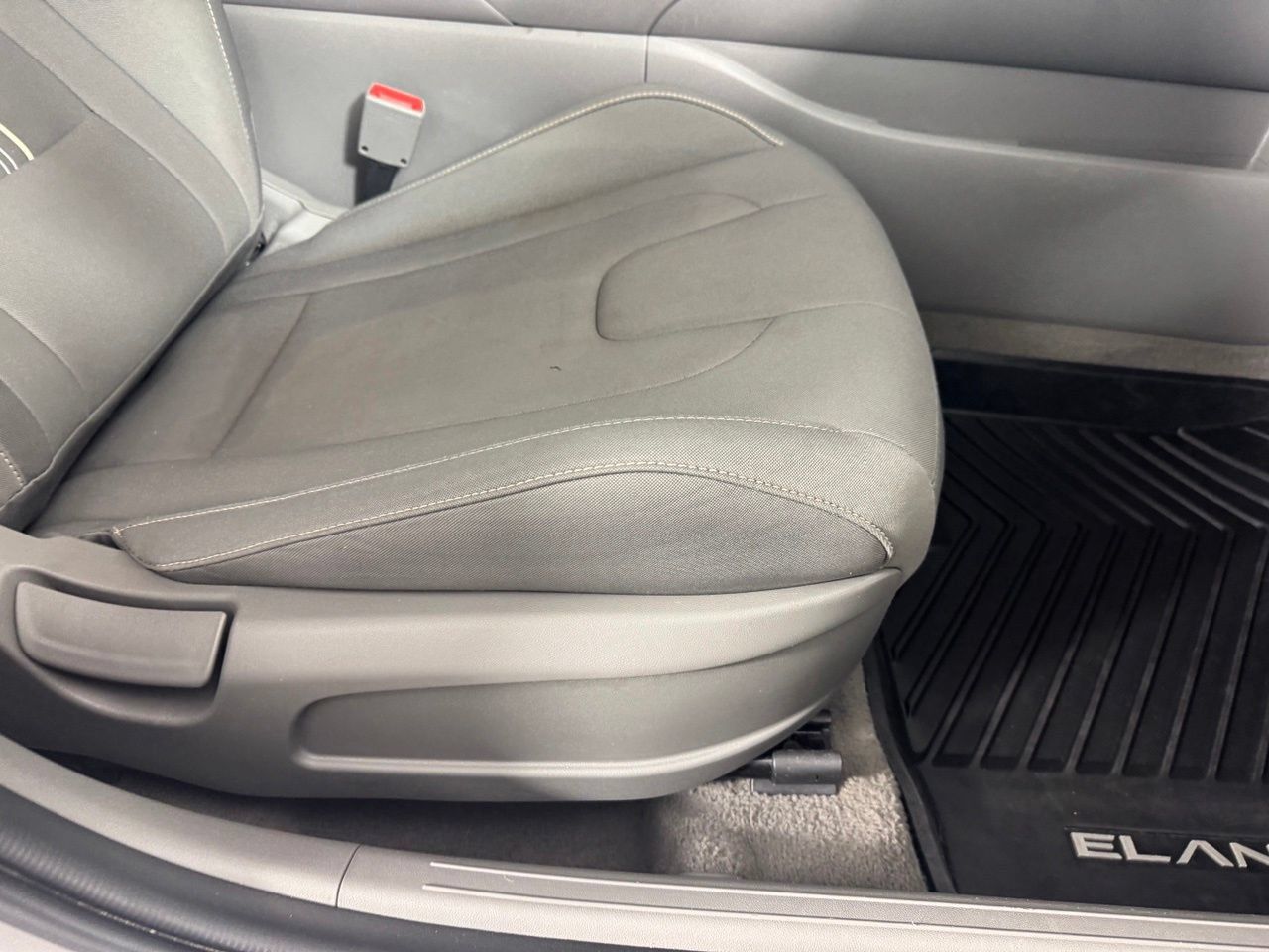 Used 2023 Hyundai Elantra SEL w/ Winter Weather Package FWD image 31