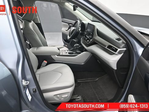 Used 2022 Toyota Highlander XLE AWD/4WD image 37