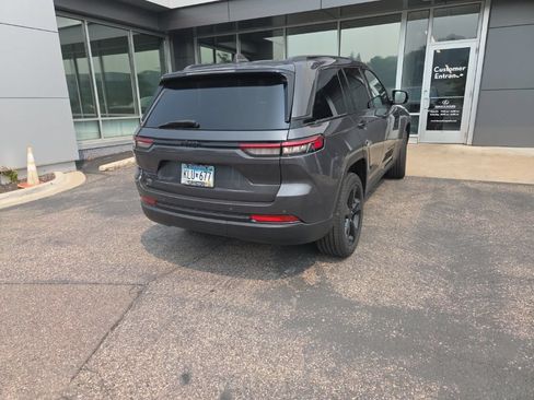 Used 2023 Jeep Grand Cherokee Altitude AWD/4WD image 20