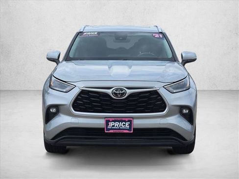 Used 2021 Toyota Highlander XLE FWD image 2