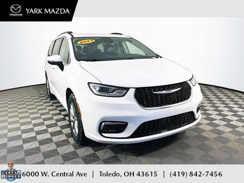 Used 2023 Chrysler Pacifica Touring-L image 1