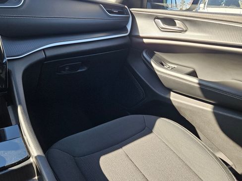 Used 2024 Jeep Grand Cherokee Laredo image 11