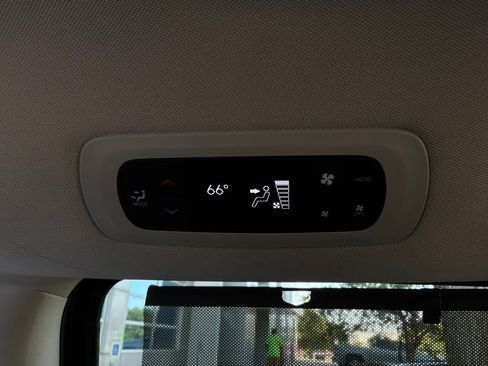 Used 2024 Chrysler Pacifica Touring-L FWD image 15