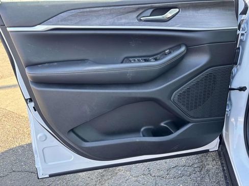 New 2026 Jeep Grand Cherokee Altitude image 17