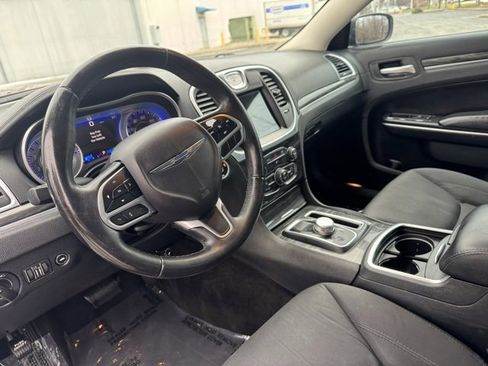 Used 2018 Chrysler 300 Touring w/ Sport Appearance Package image 10