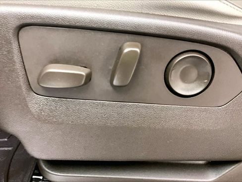 Used 2023 GMC Yukon XL SLT w/ SLT Premium Package image 32