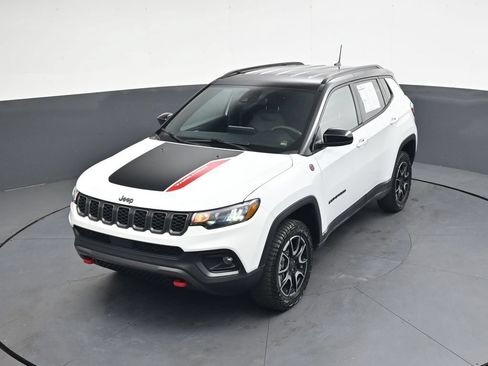 Used 2025 Jeep Compass Trailhawk w/ Trailhawk Convenience Group AWD/4WD image 42