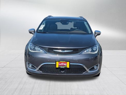 Used 2018 Chrysler Pacifica Limited w/ Tire & Wheel Group FWD image 2
