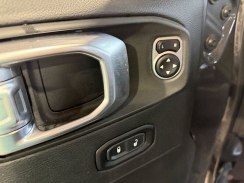Used 2020 Jeep Gladiator Overland AWD/4WD image 16
