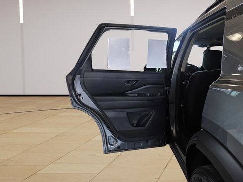 Used 2025 Nissan Pathfinder SV image 23