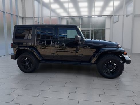 Used 2017 Jeep Wrangler Unlimited Sahara AWD/4WD image 9