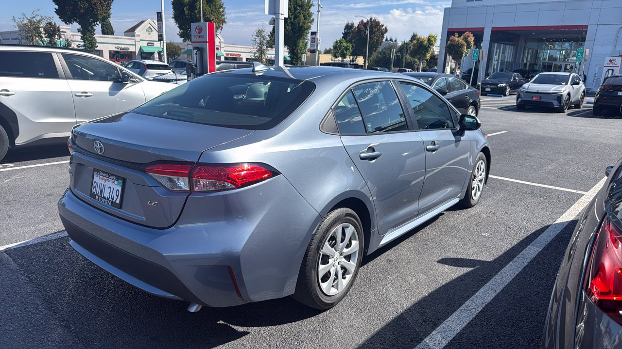 Used 2021 Toyota Corolla LE w/ Carpet Mat Package (TMS) FWD image 2