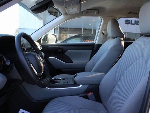 Used 2021 Toyota Highlander LE image 19