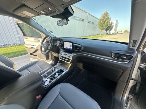 Used 2021 Ford Explorer XLT w/ Equipment Group 202A AWD/4WD image 29