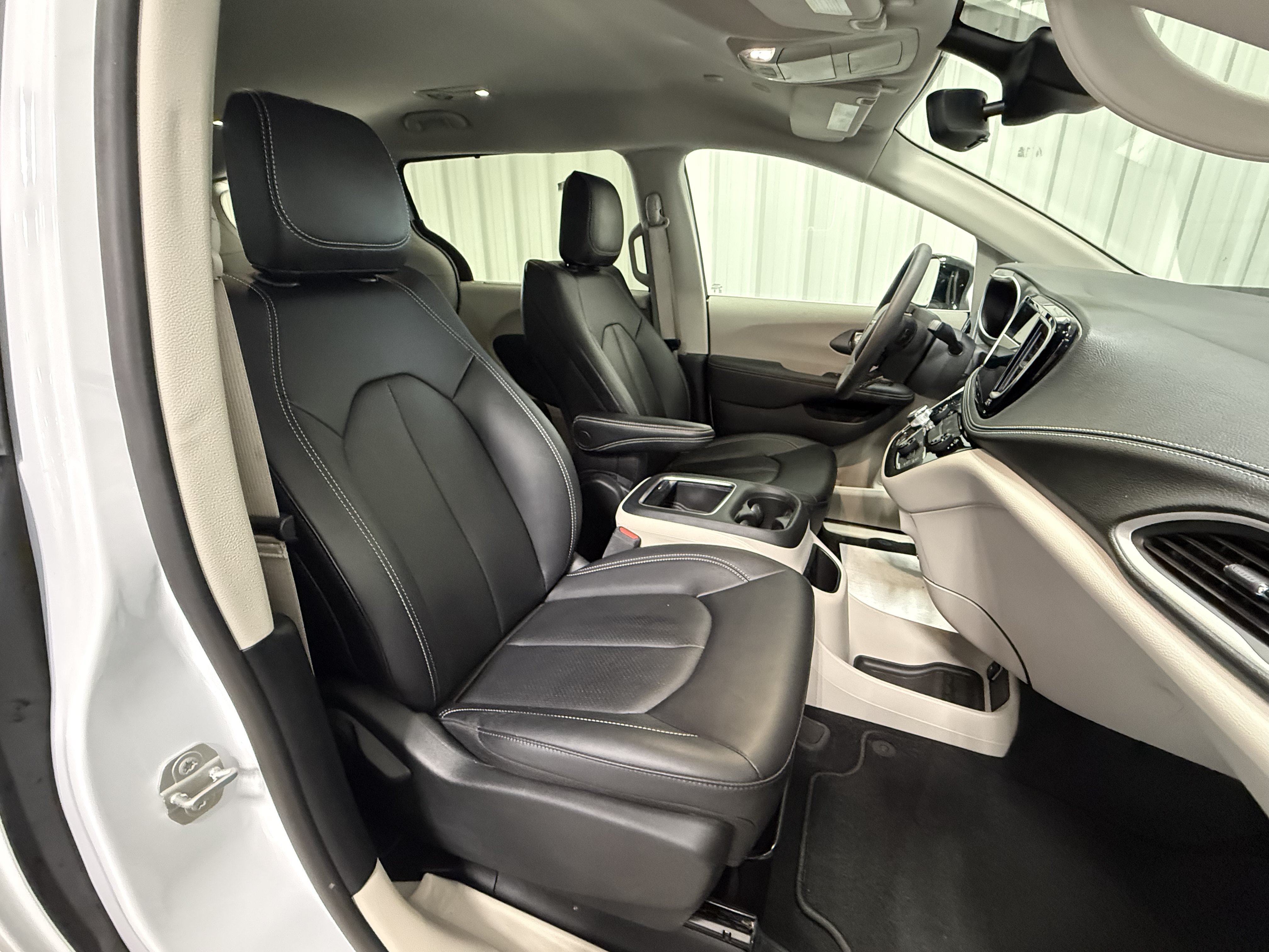 Used 2024 Chrysler Pacifica Touring-L FWD image 9