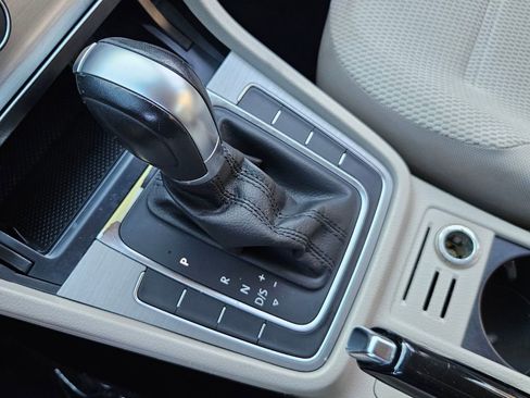 Used 2016 Volkswagen Golf S image 30