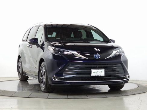 Used 2025 Toyota Sienna Platinum image 1