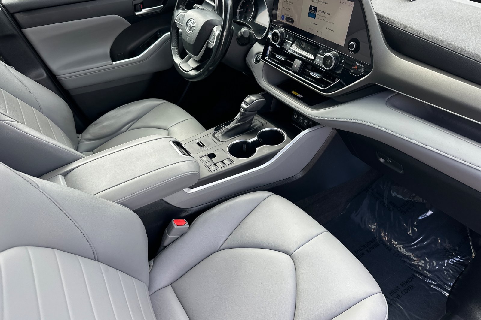 Used 2023 Toyota Highlander XLE FWD image 17