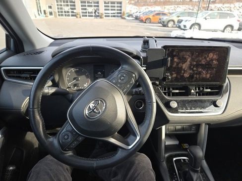 Used 2023 Toyota Corolla Cross LE image 2